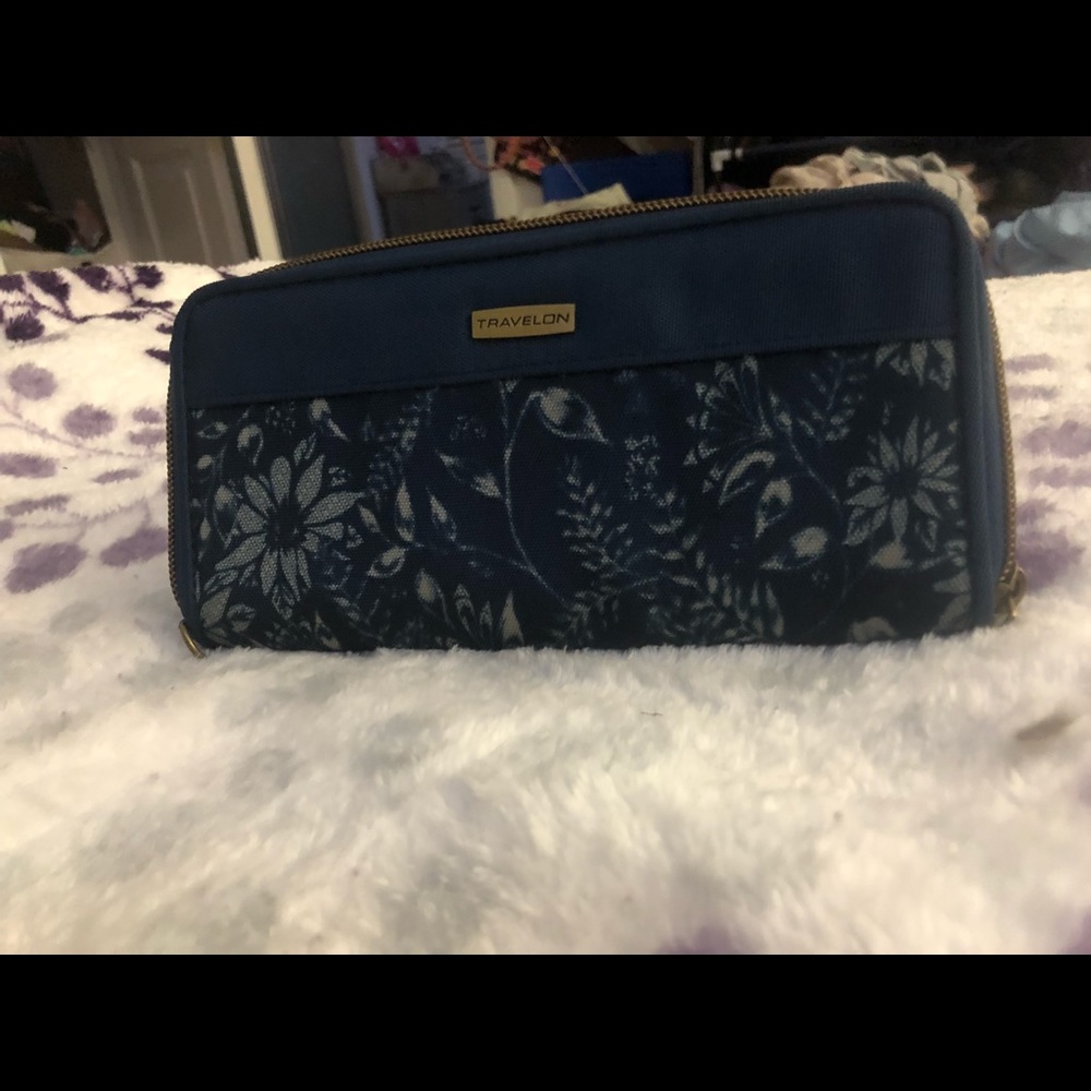 Travelon RFID blocking wallet